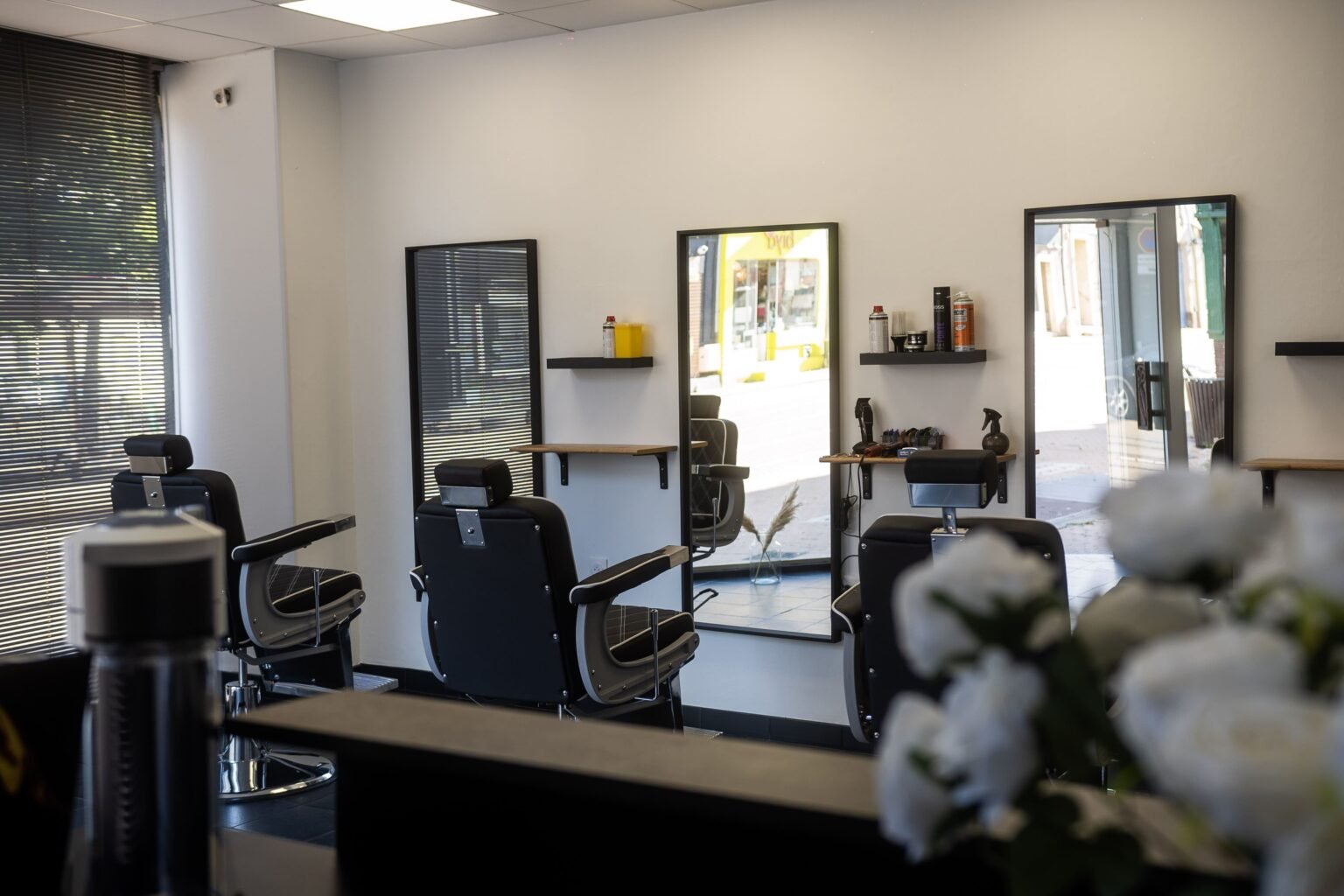 Intérieur du salon de coiffure Chez Josh au Mans