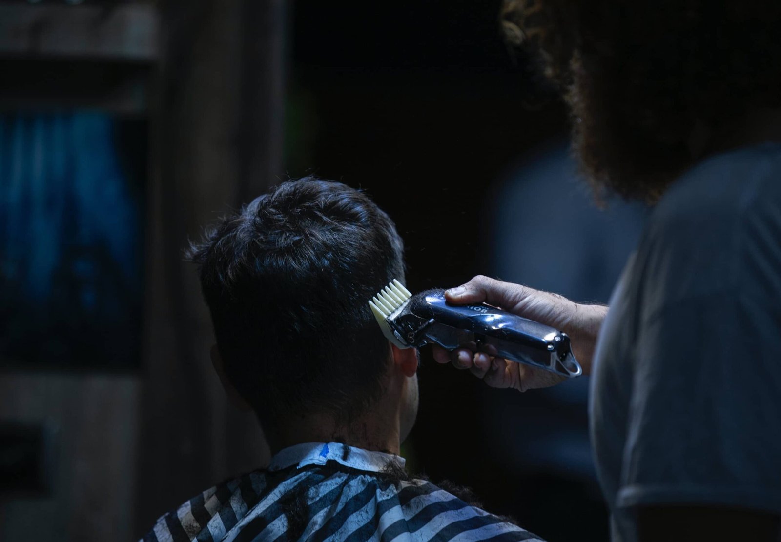Coupe homme et barbe au salon Chez Josh, Le Mans