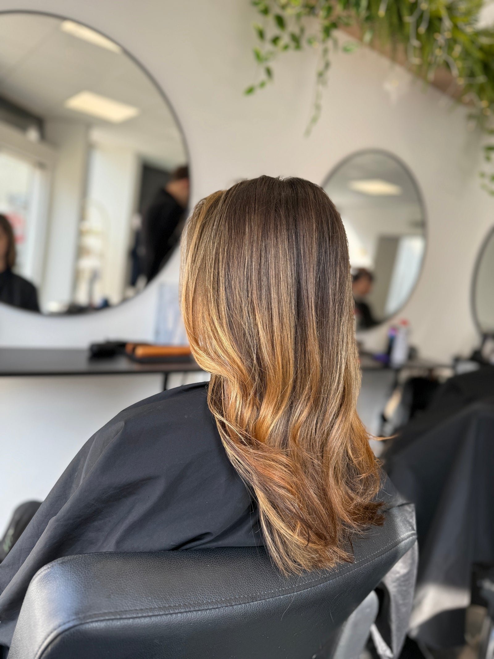 Balayage caramel réalisé au salon Chez Josh, coiffeur au Mans