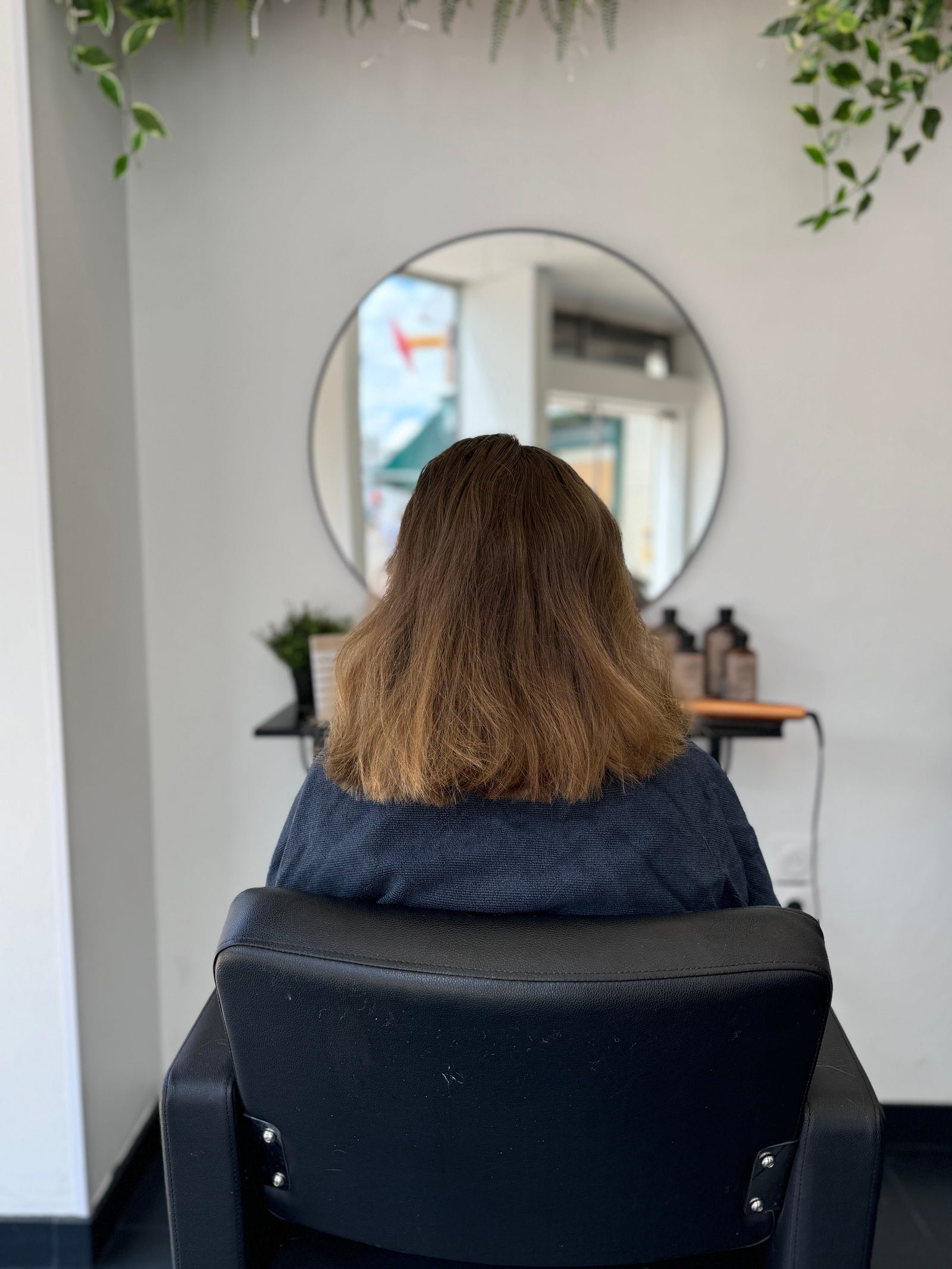 Cheveux longs avant la coupe au salon Chez Josh, Le Mans