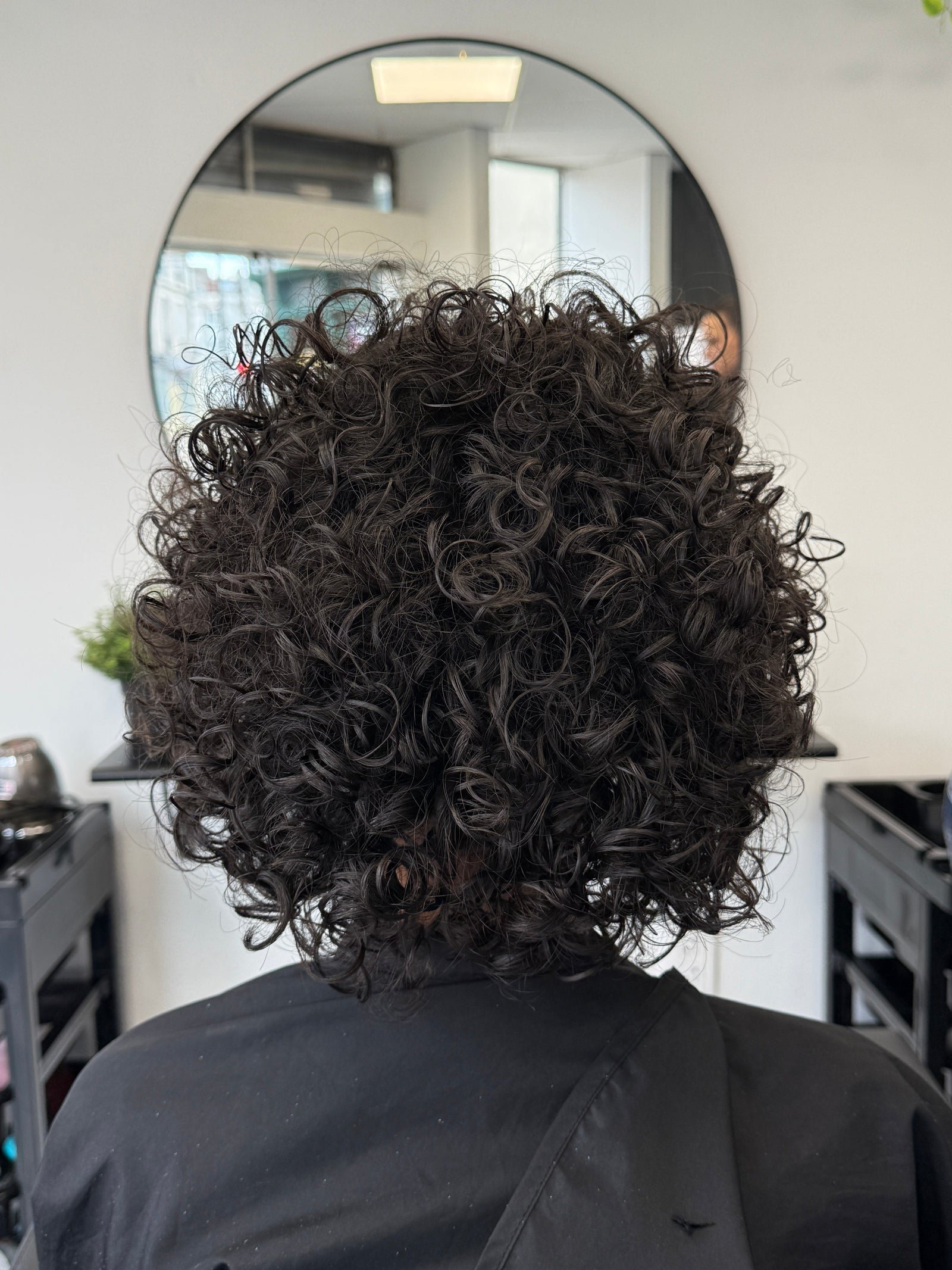 Boucles définies après la coupe au salon Chez Josh, Le Mans
