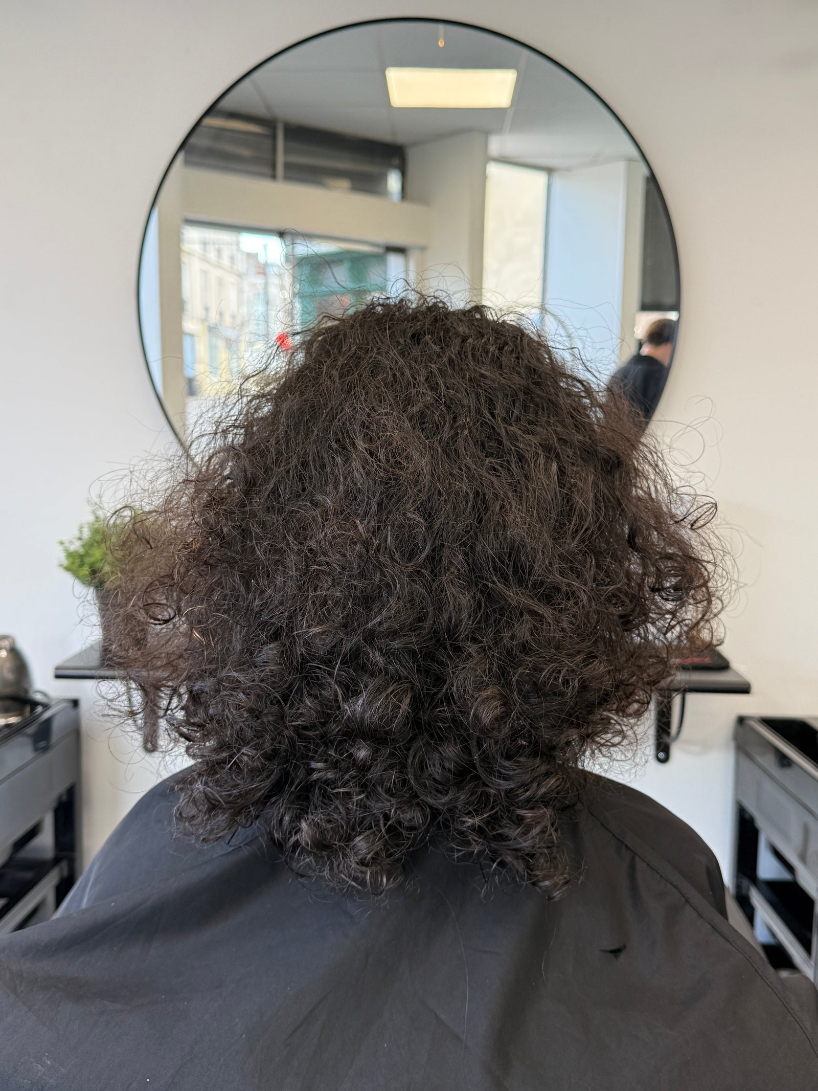 Cheveux bouclés avant la coupe au salon Chez Josh, Le Mans