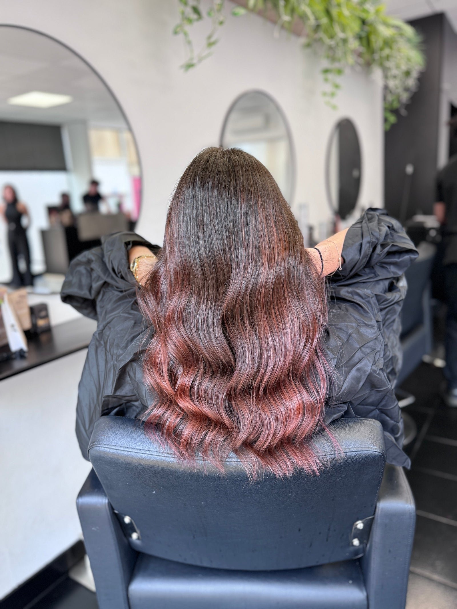 Balayage rosé réalisé au salon Chez Josh, coiffeur au Mans