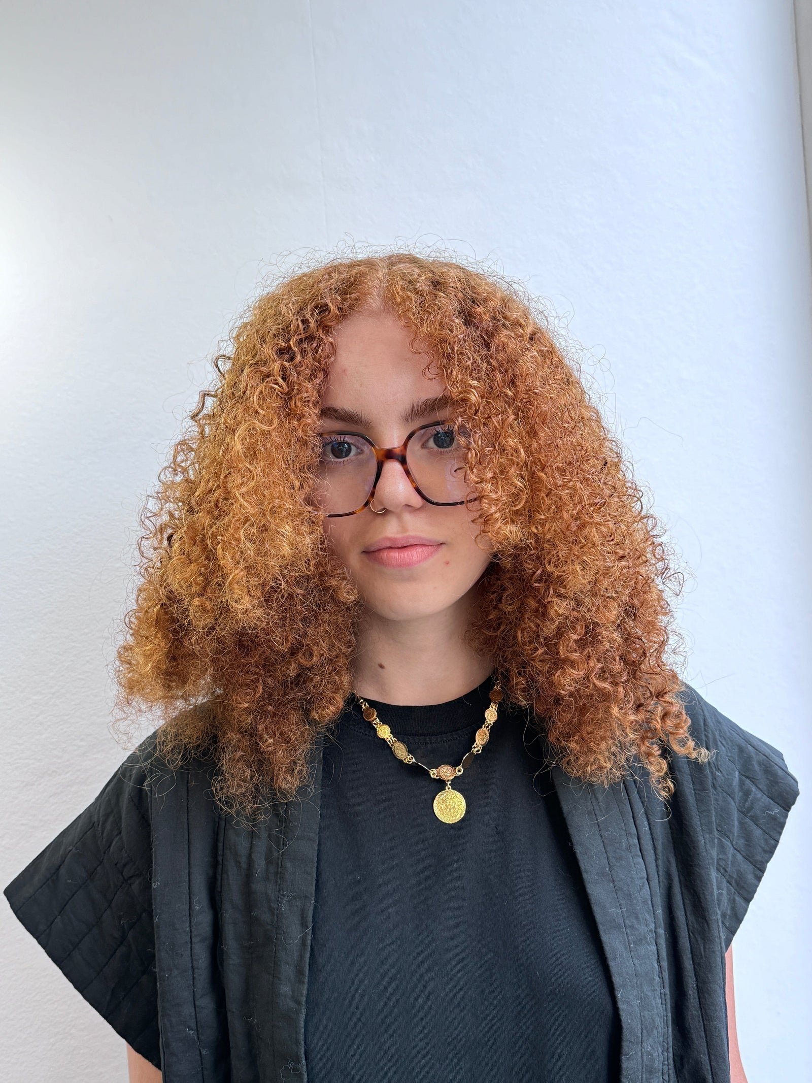 Boucles cuivrées avant la coupe au salon Chez Josh, Le Mans