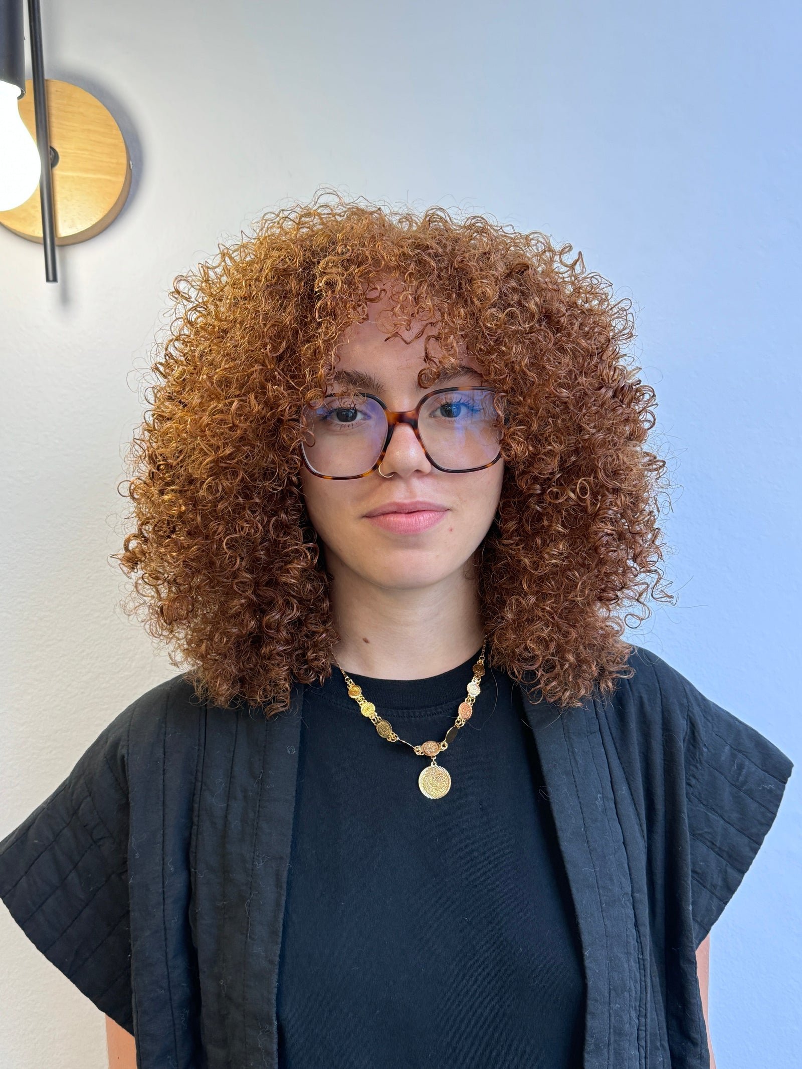 Boucles cuivrées définies après la coupe au salon Chez Josh, Le Mans